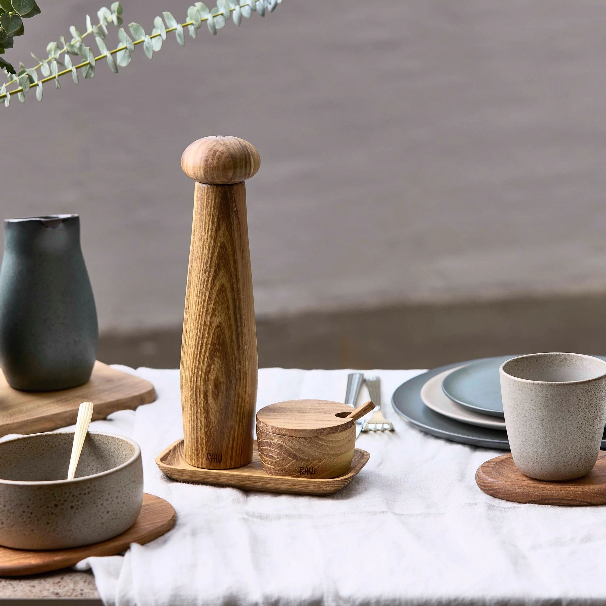 RAW Teak peberkværnsæt med bakke og saltkar | Natural - Image 2